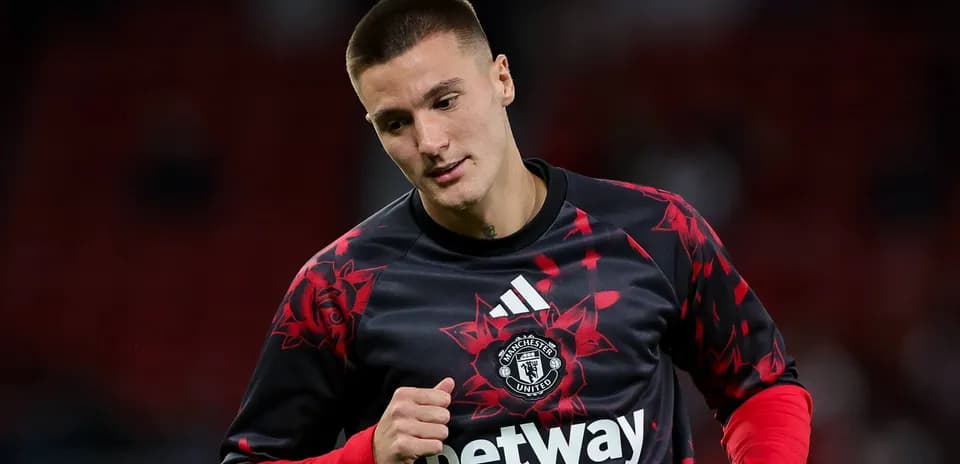 Futbolçu Manchester United formanı geyinib məşq edir