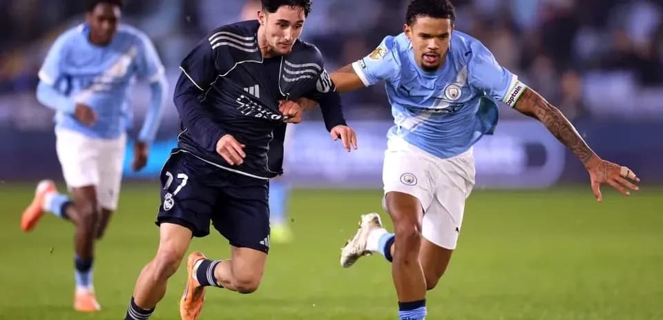 İki futbolçu topu ələ keçirmək üçün mübarizə aparır