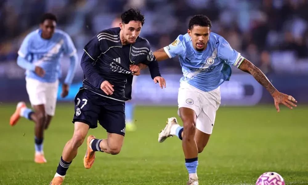 İki futbolçu topu ələ keçirmək üçün mübarizə aparır