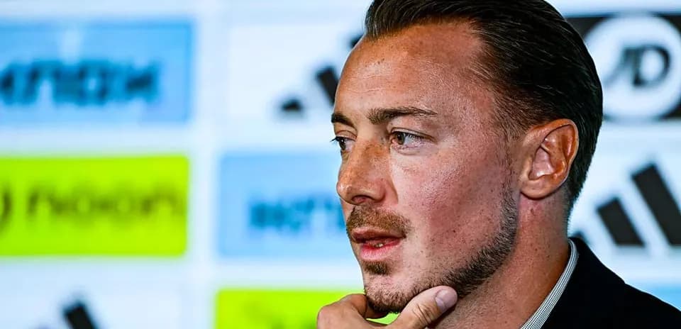 Futbolçu mətbuat konfransında danışır