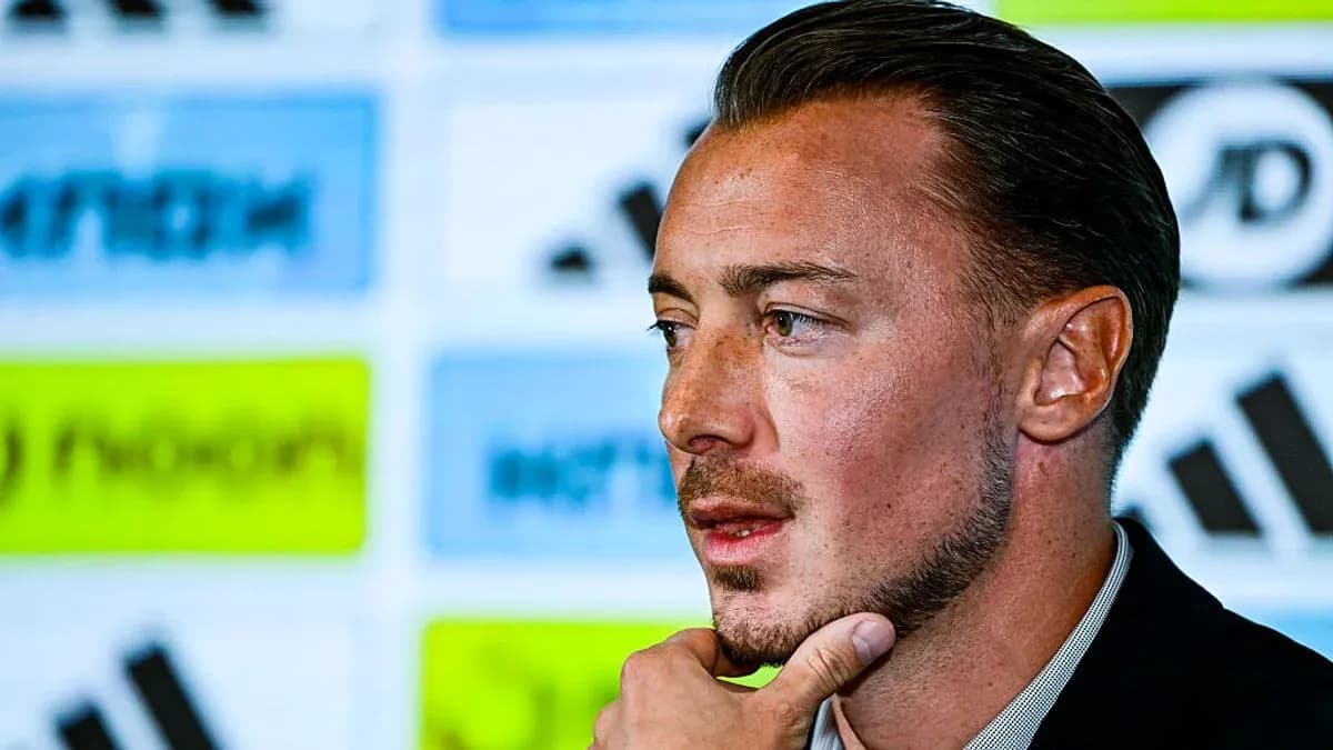 Futbolçu mətbuat konfransında danışır