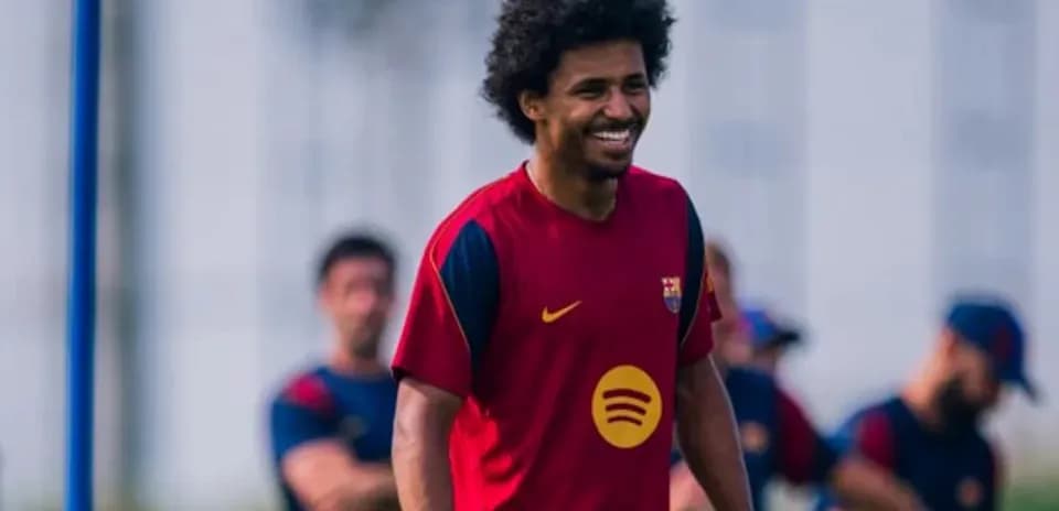Futbolçu məşq zamanı gülərək iştirak edir