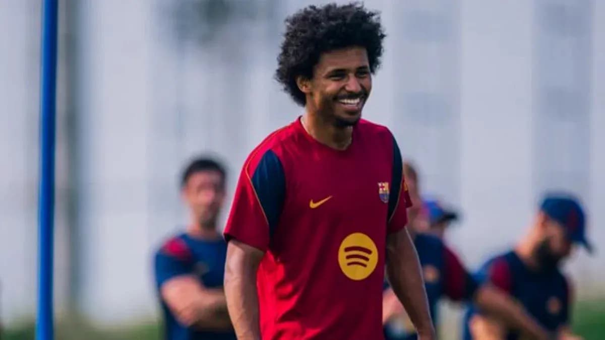 Futbolçu məşq zamanı gülərək iştirak edir
