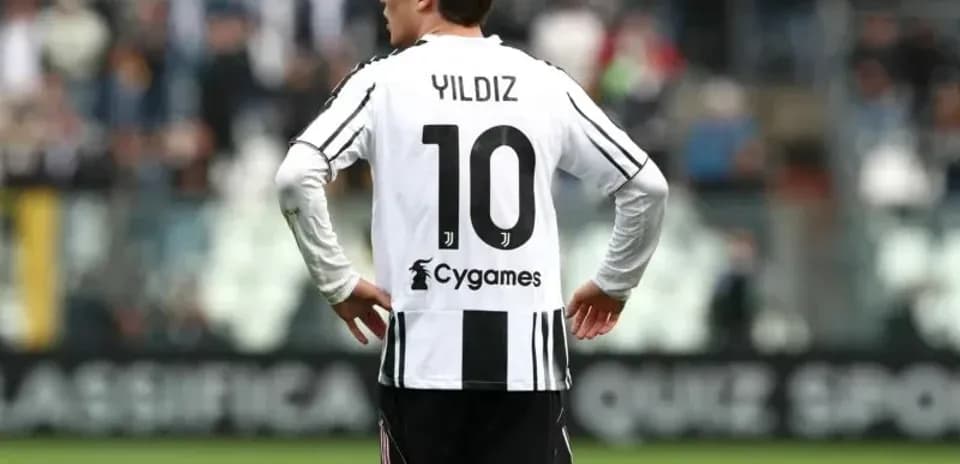 Futbolçu Yıldız 10 nömrəli forma ilə