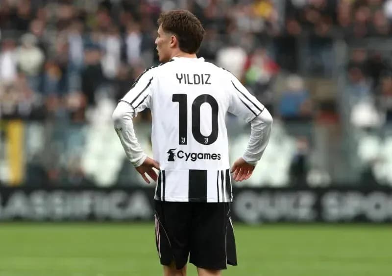 Futbolçu Yıldız 10 nömrəli forma ilə