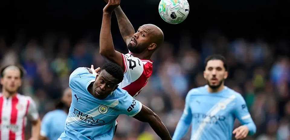 İki futbolçunun top üçün mübarizəsi