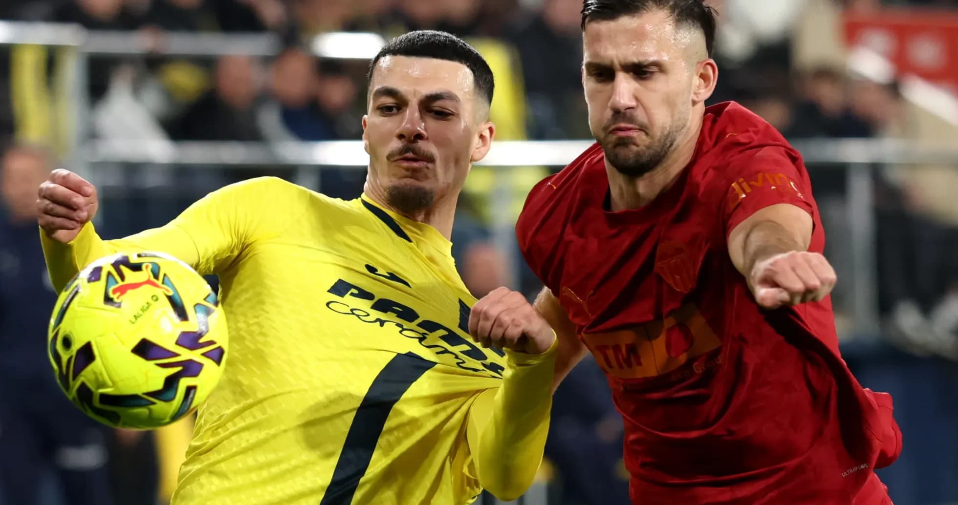 Villarreal və Celta Vigo arasında top mübarizəsi