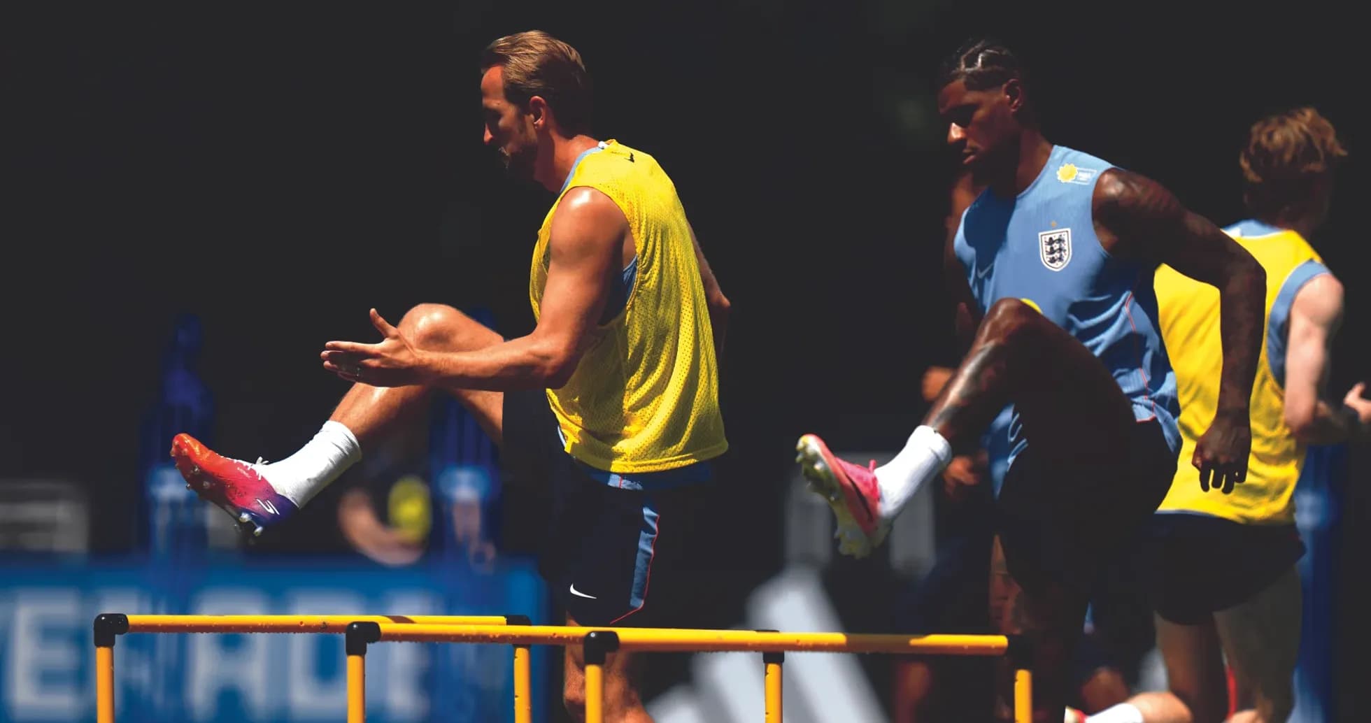 İki futbolçu məşq zamanı maneələrdən keçir