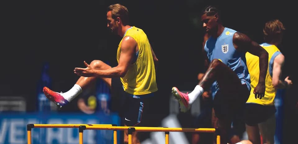İki futbolçu məşq zamanı maneələrdən keçir
