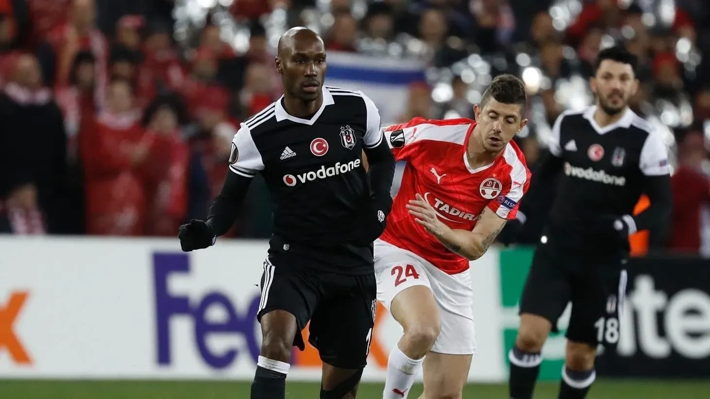 Beşiktaş futbolçusu top üçün mübarizə aparır