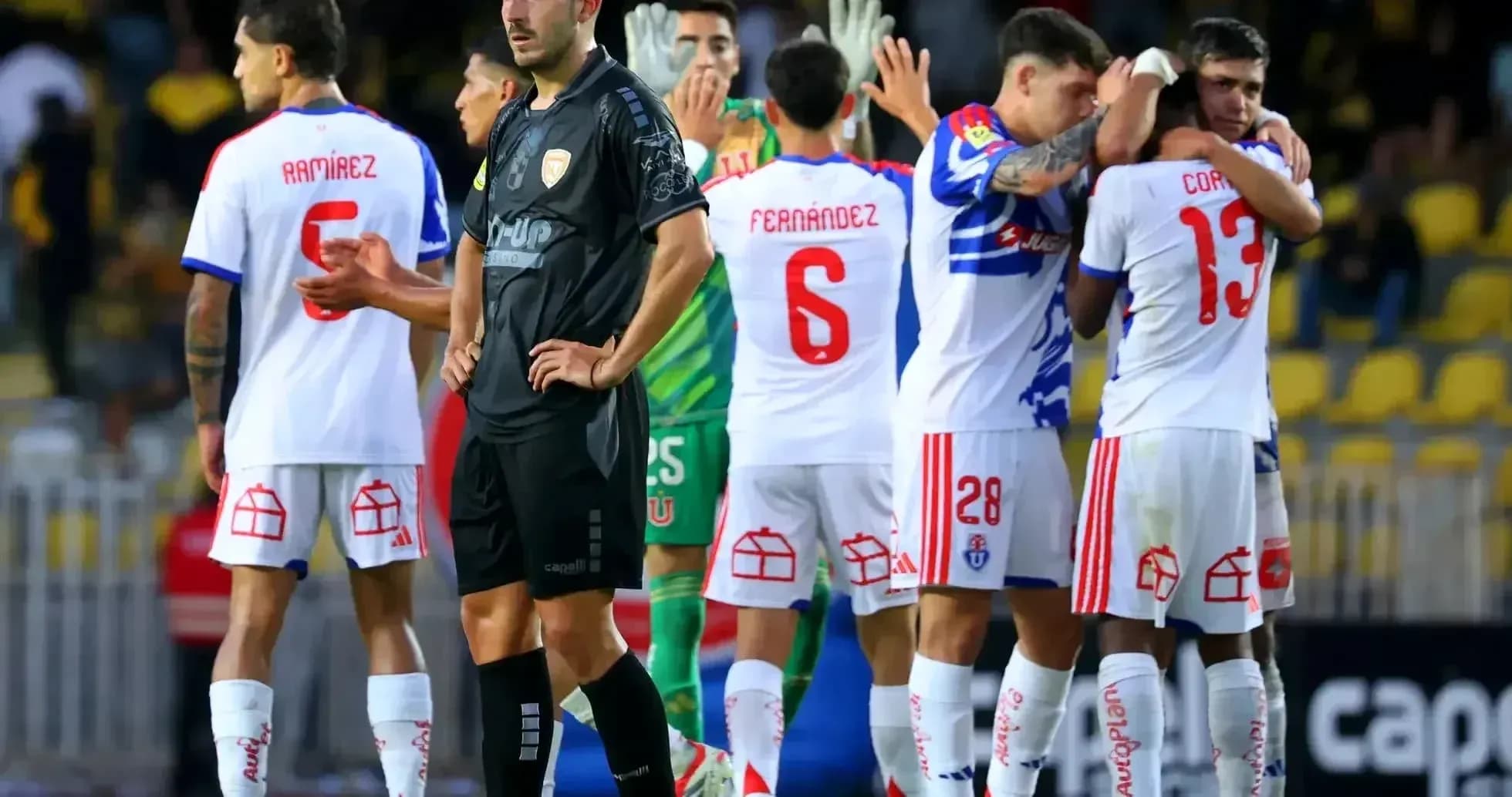 Universidad de Chile futbolçuları bir-biriləri ilə müzakirə edir