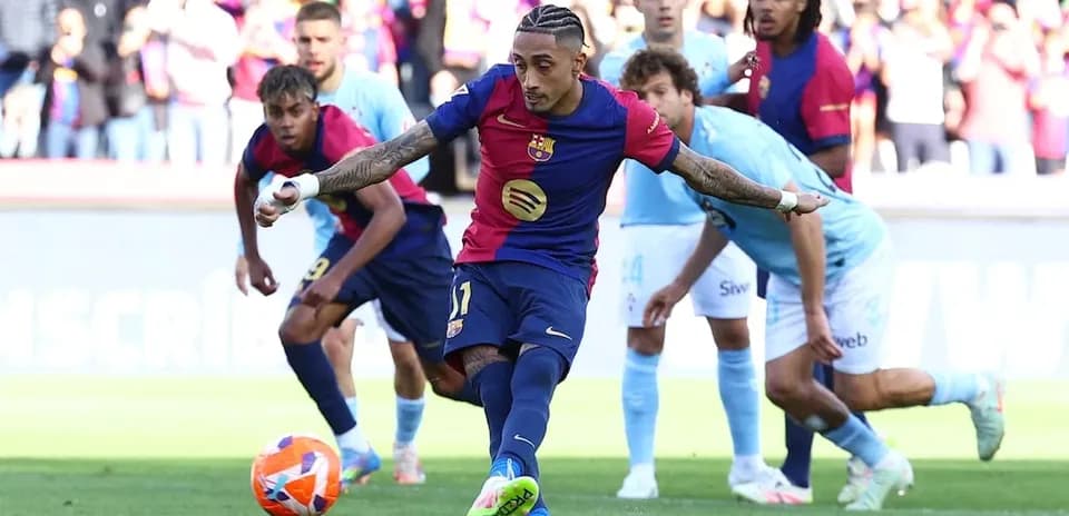 Barcelona futbolçusu penalti vurur