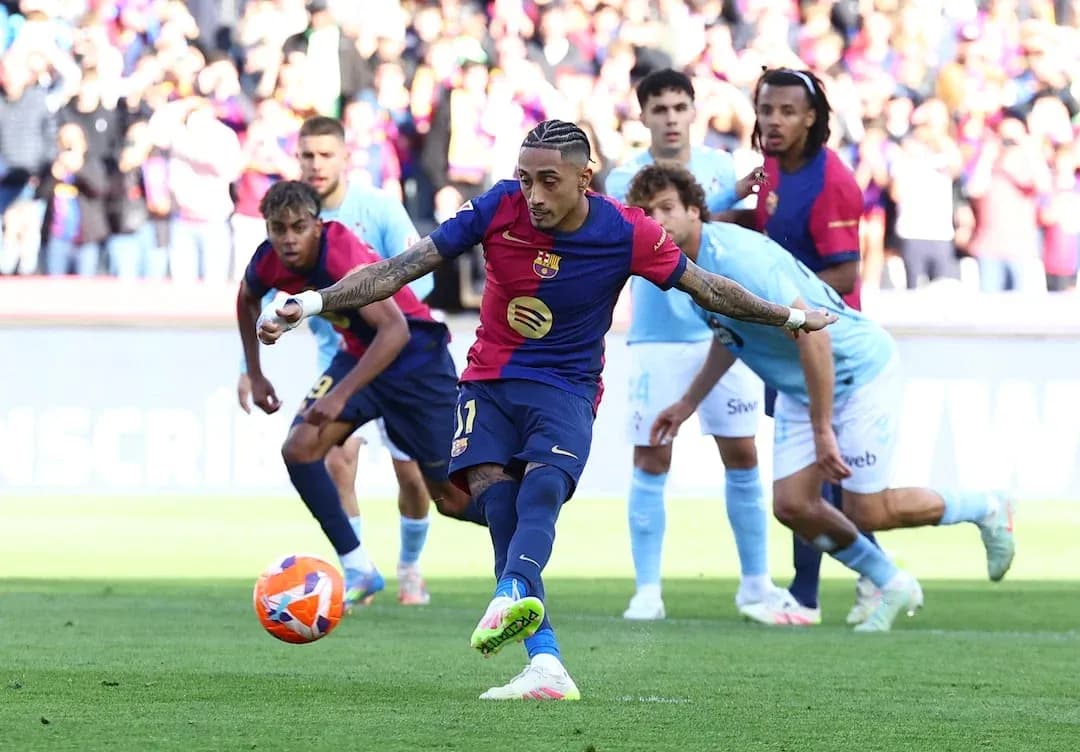 Barcelona futbolçusu penalti vurur