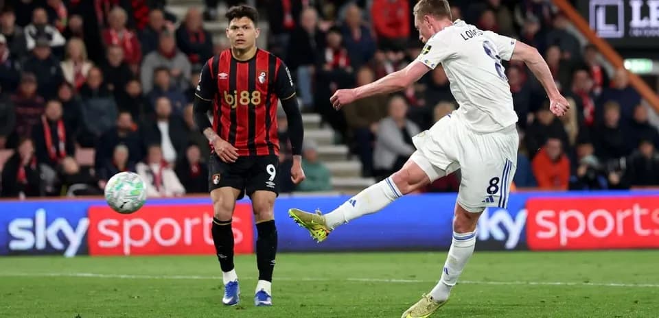 Bournemouth və Leeds futbolçuları top üçün mübarizə aparır