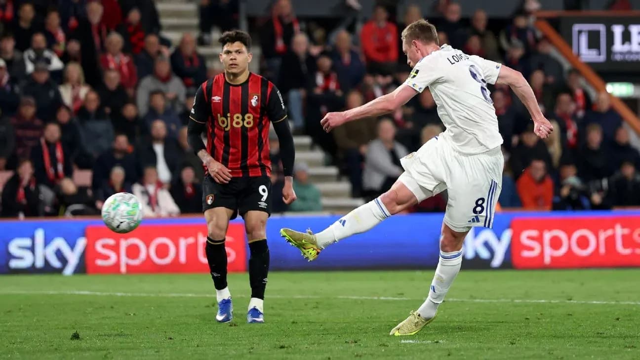 Bournemouth və Leeds futbolçuları top üçün mübarizə aparır