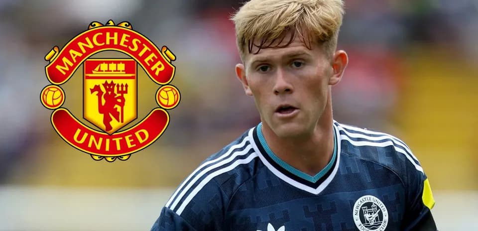 Futbolçu Manchester United loqosunun qarşısında