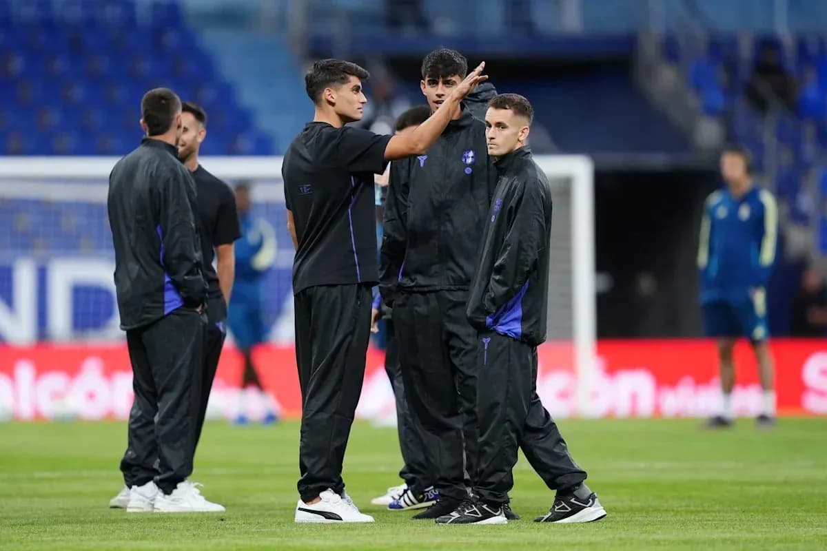 Futbolçular məşq zamanı bir-biri ilə danışır