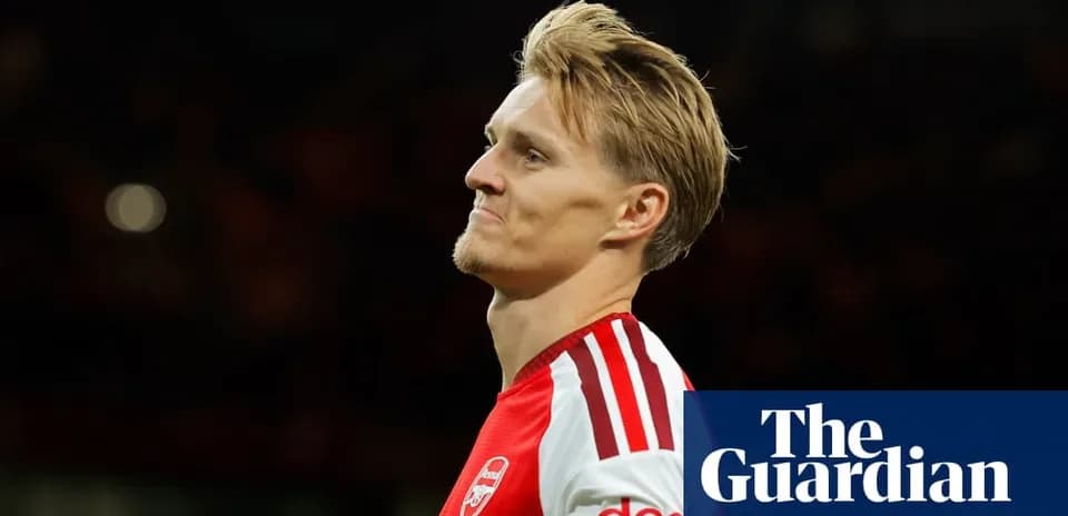 Futbolçu Arsenal formasında meydançada durur