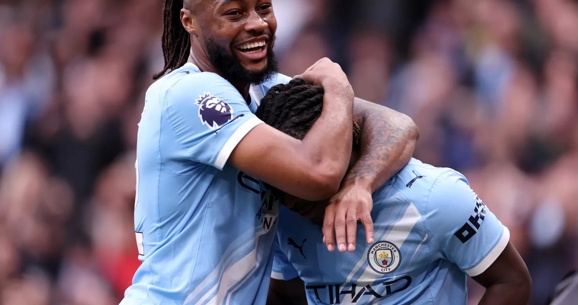 Manchester City futbolçuları sevinir