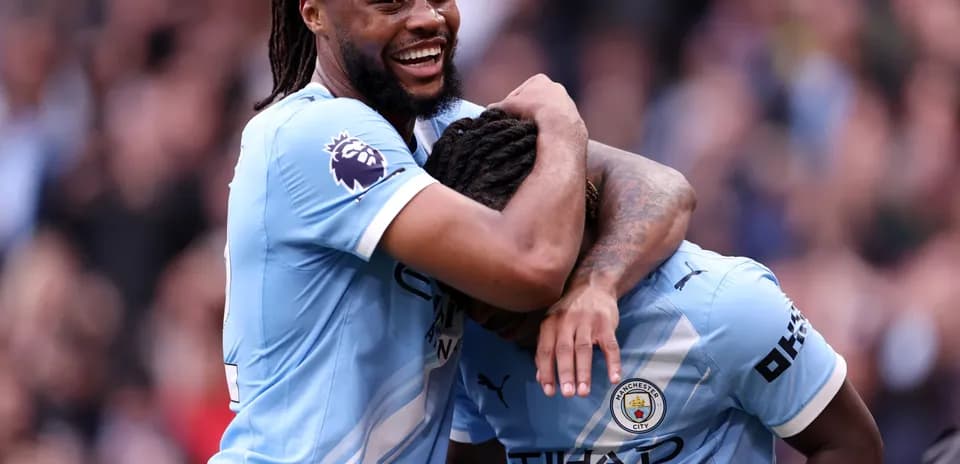 Manchester City futbolçuları sevinir