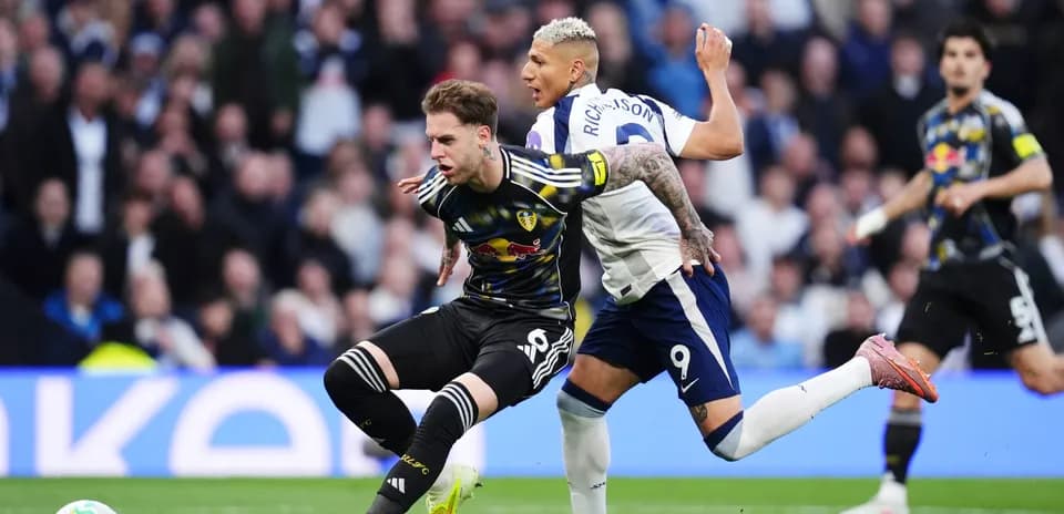 Tottenham və Leeds oyunçuları top üçün mübarizə aparır