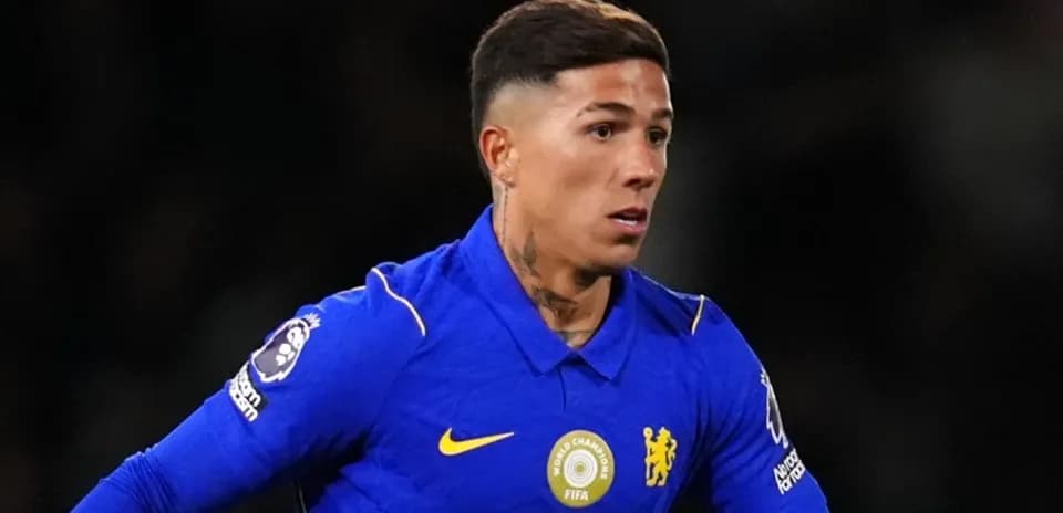 Futbolçu mavi forma ilə meydanda hərəkət edir