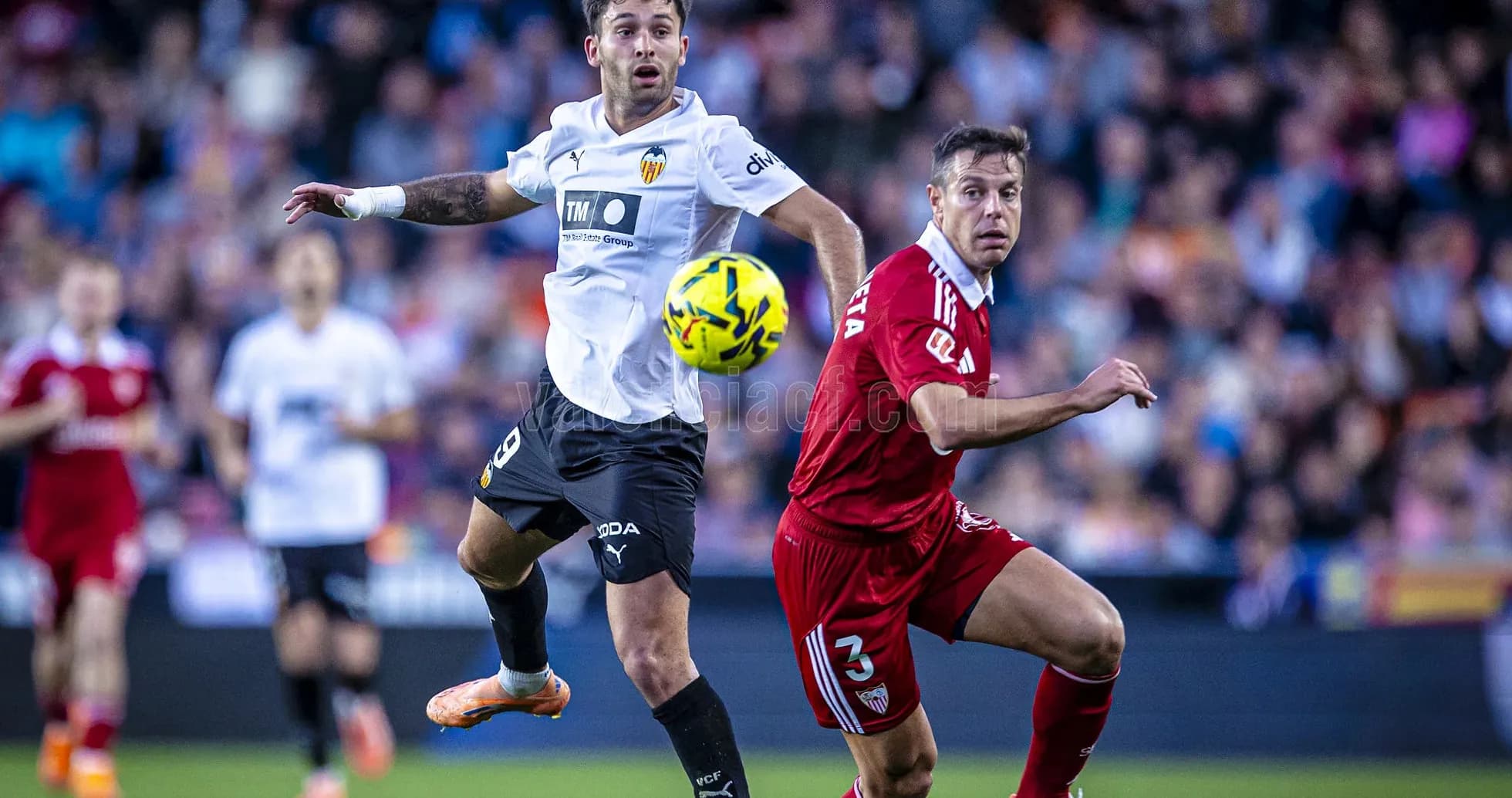 Sevilla və Valencia oyunçuları top üçün mübarizə aparır