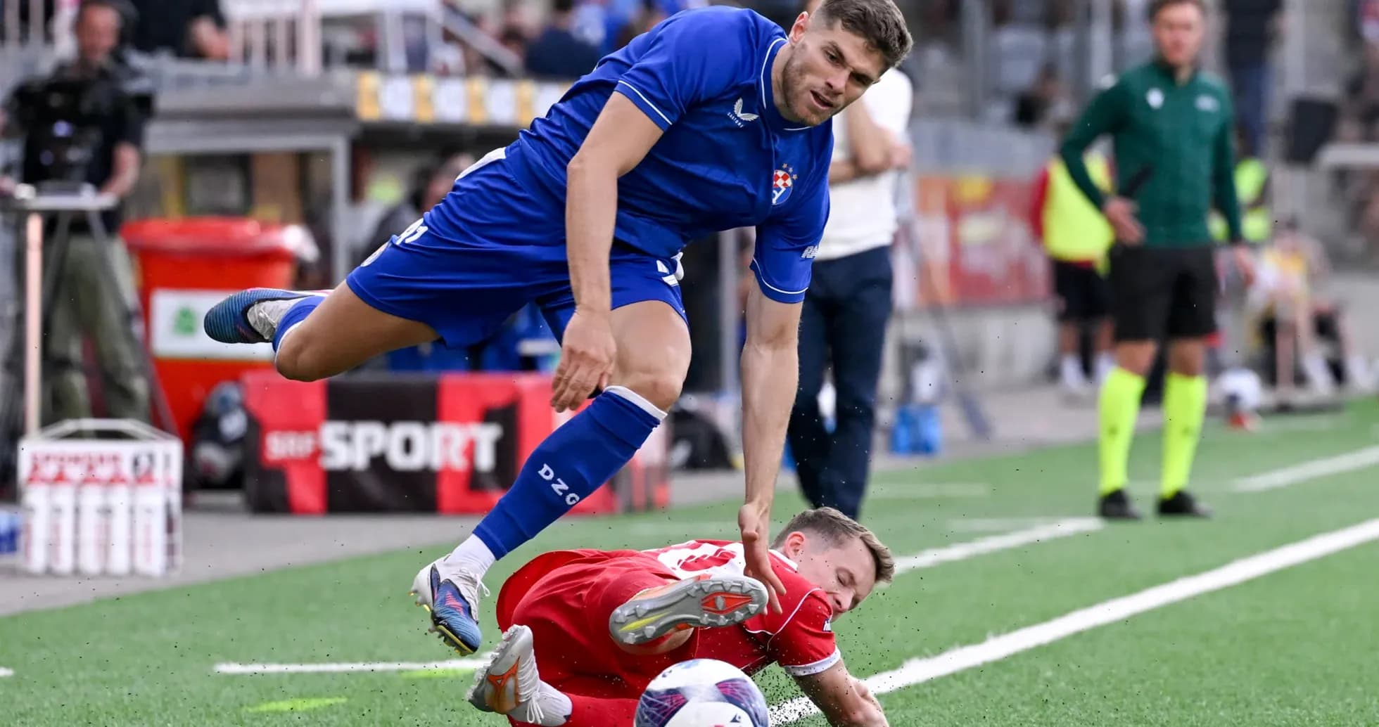 Dinamo Zagreb futbolçusu top üçün mübarizə aparır