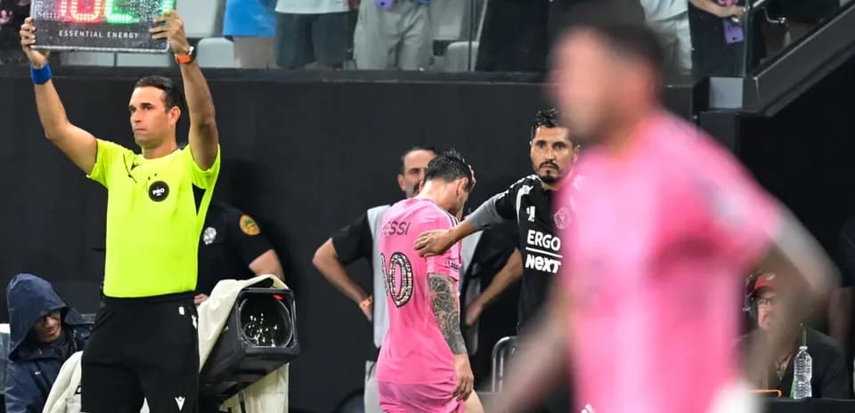 Lionel Messi substituted during match, referee signaling