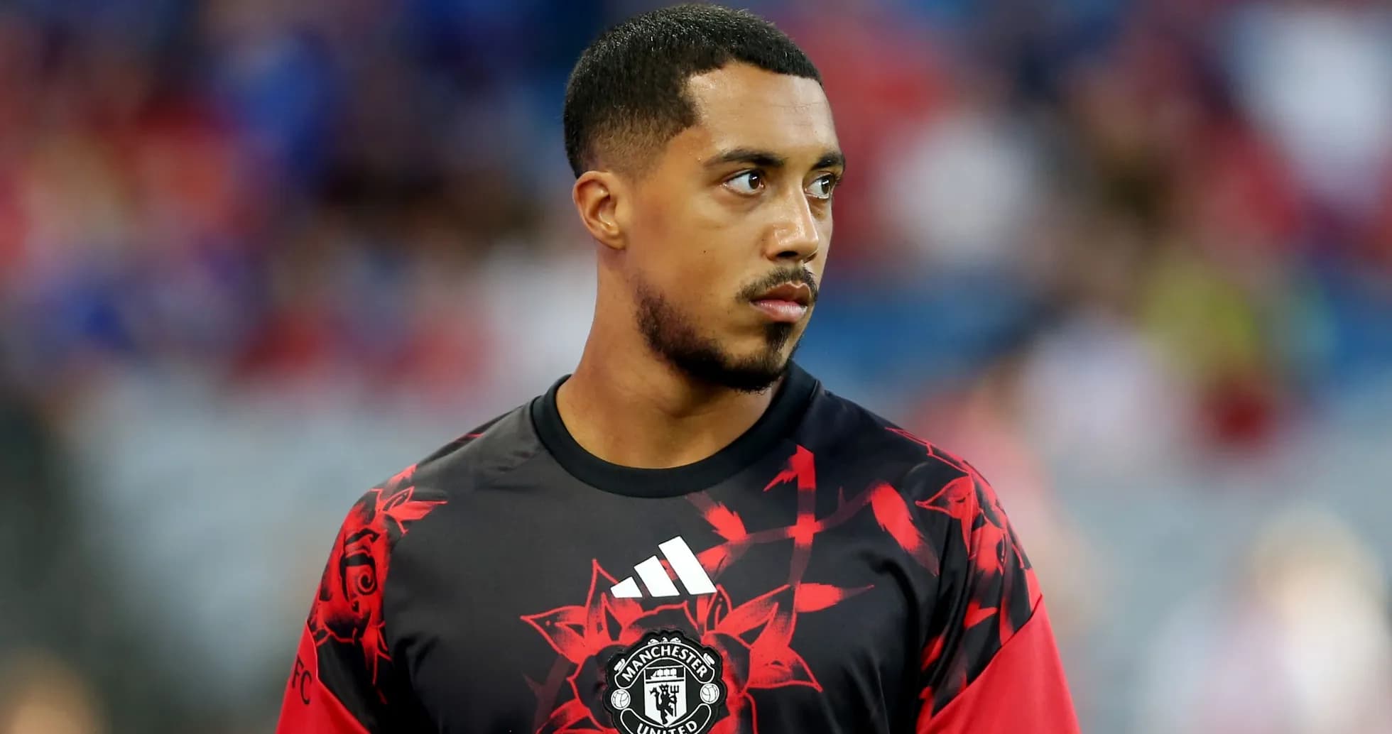 Futbolçu Manchester United forması ilə məşqdə