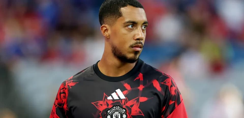 Futbolçu Manchester United forması ilə məşqdə