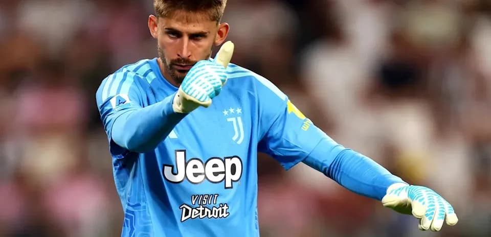 Qapıçı Juventus forması ilə işarə edir