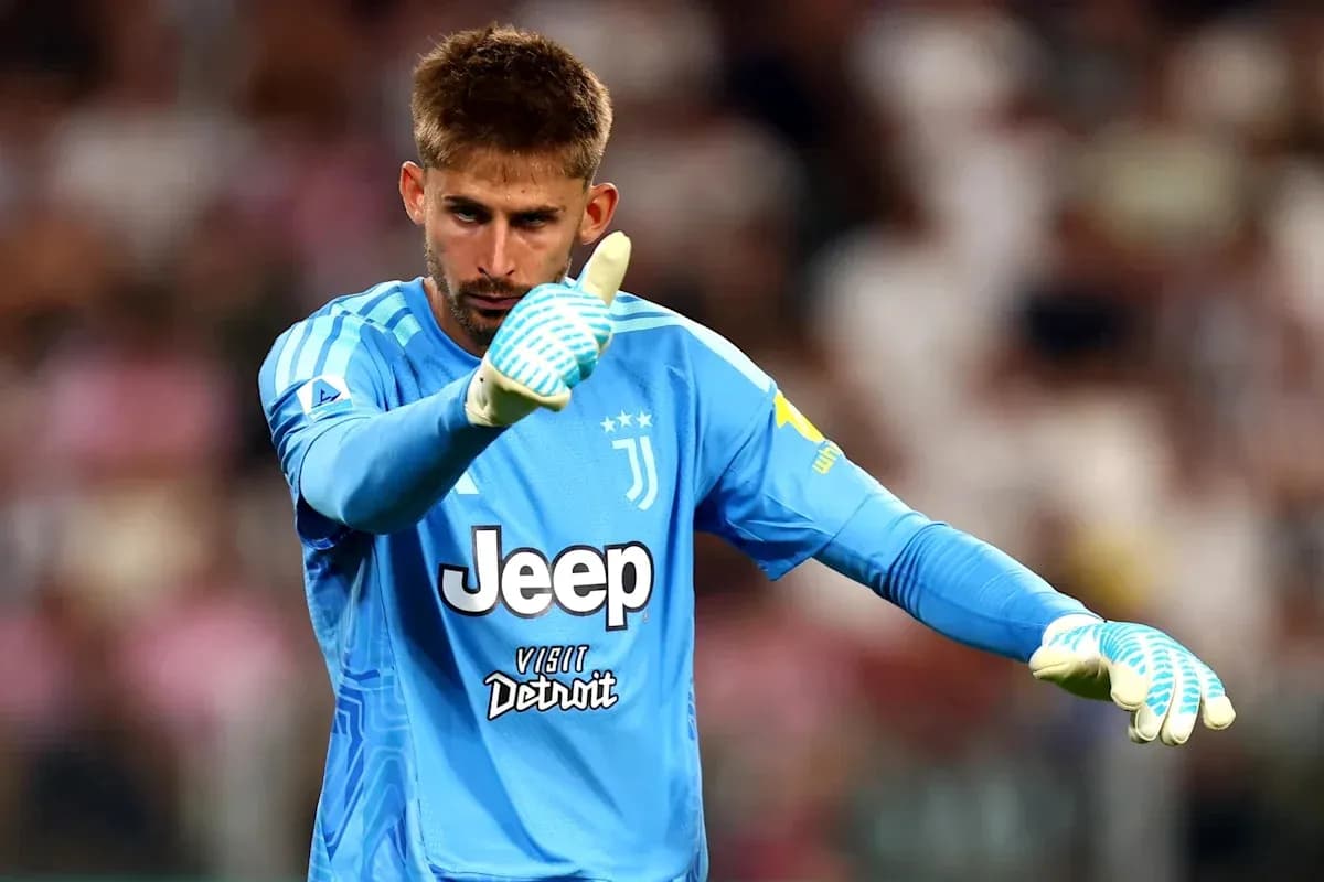 Qapıçı Juventus forması ilə işarə edir
