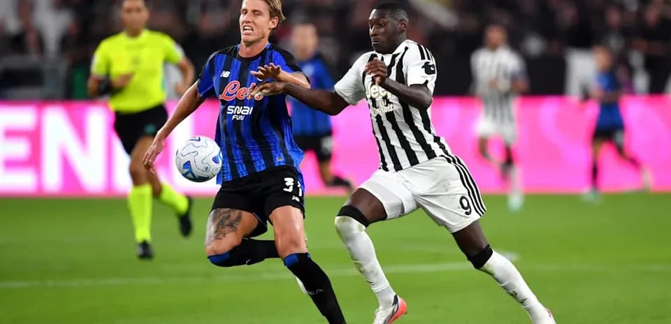 Atalanta and Juventus players contesting for the ball