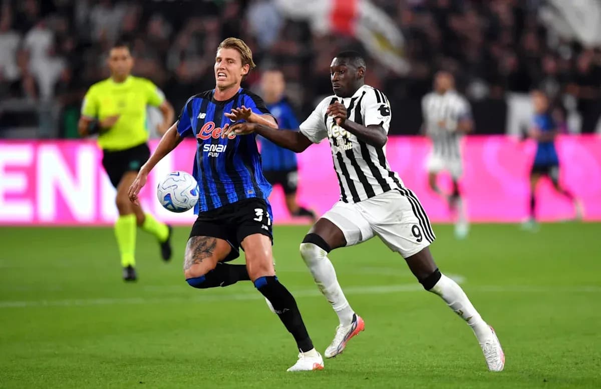 Atalanta and Juventus players contesting for the ball