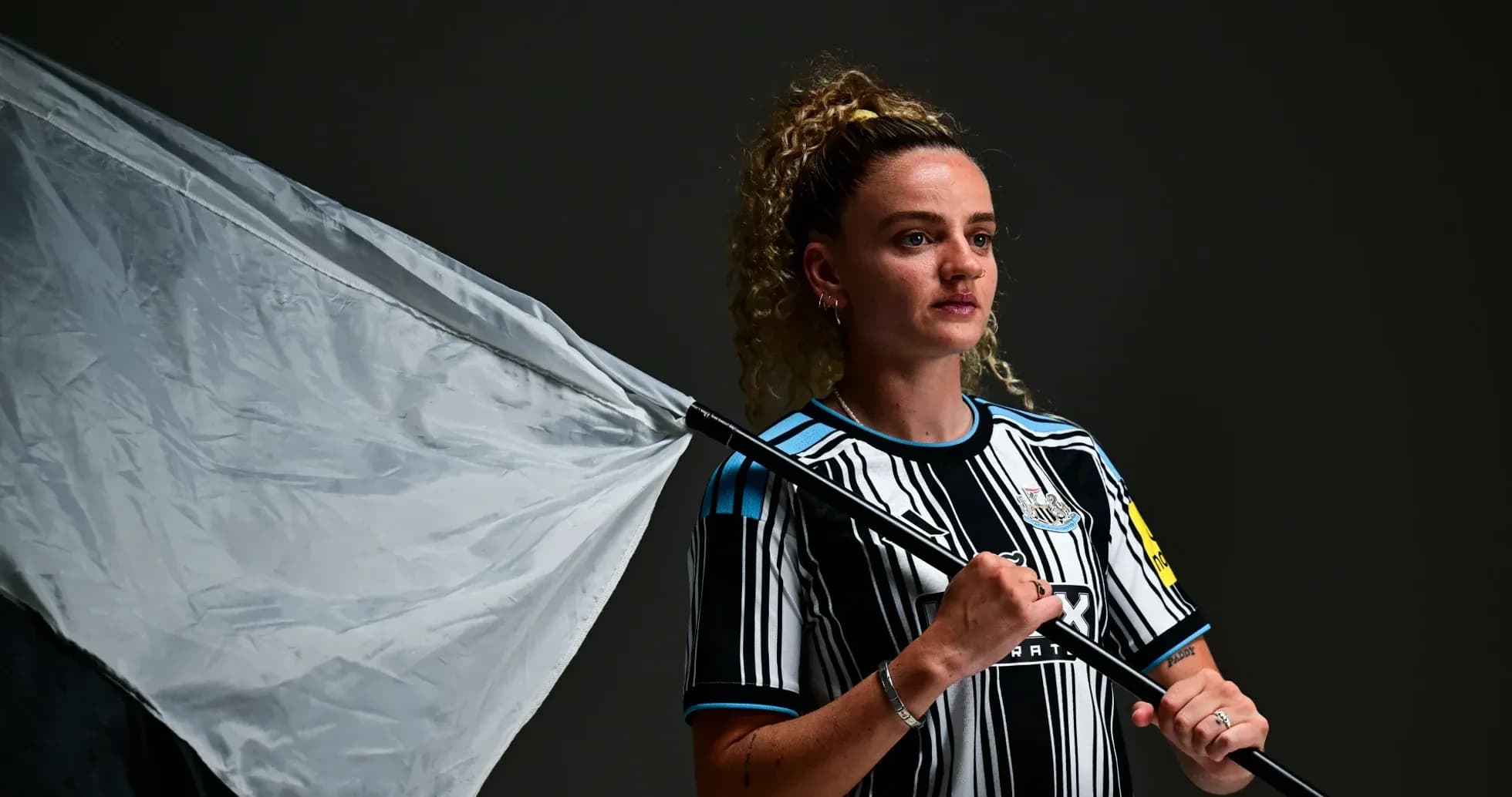 Futbolçu bayraq tutaraq Newcastledə poz verib