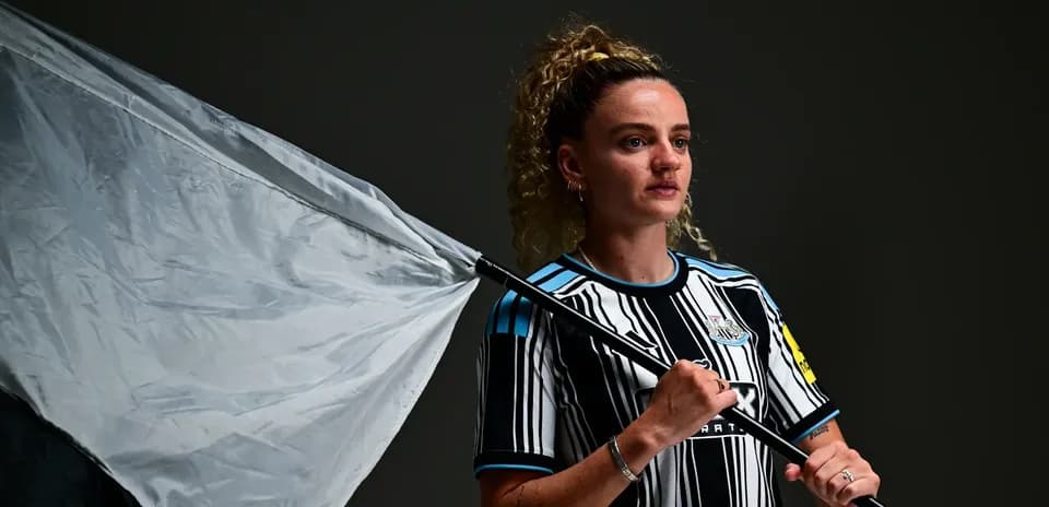 Futbolçu bayraq tutaraq Newcastledə poz verib