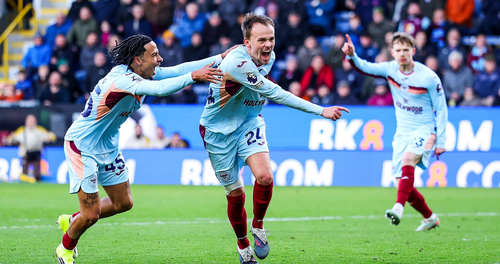 Burnley futbolçuları sevinir
