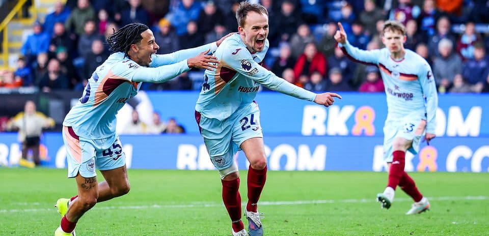 Burnley futbolçuları sevinir