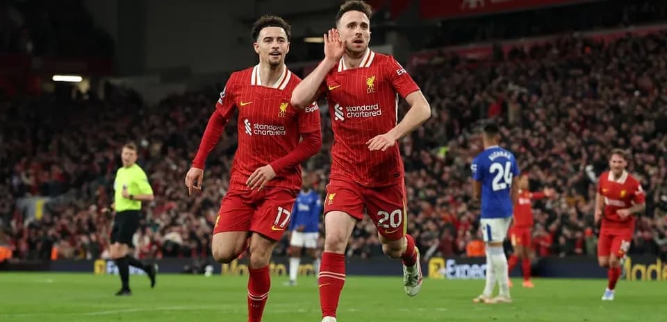 Liverpool futbolçuları qolu qeyd edirlər