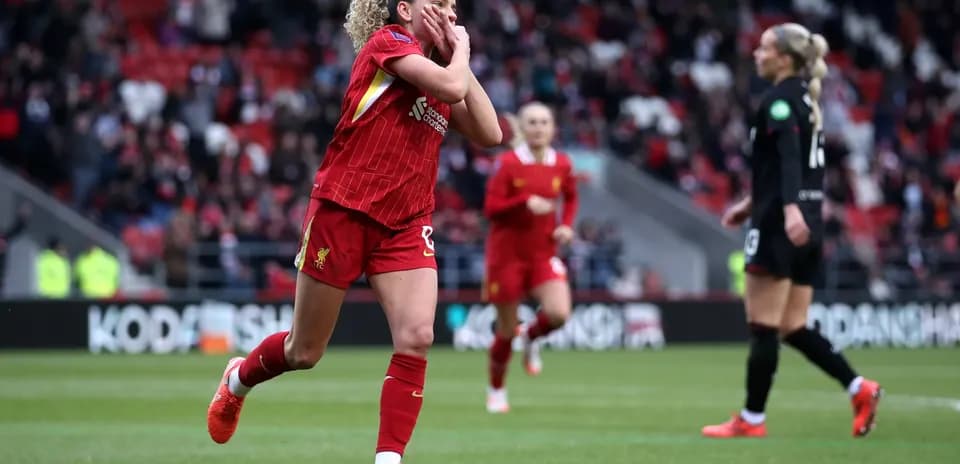 Liverpool futbolçusu qolu qeyd edir
