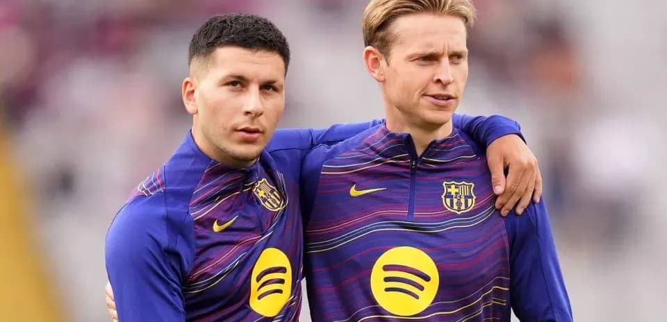 İki futbolçu bir-birinə sarılıb, məşq geyimindədir