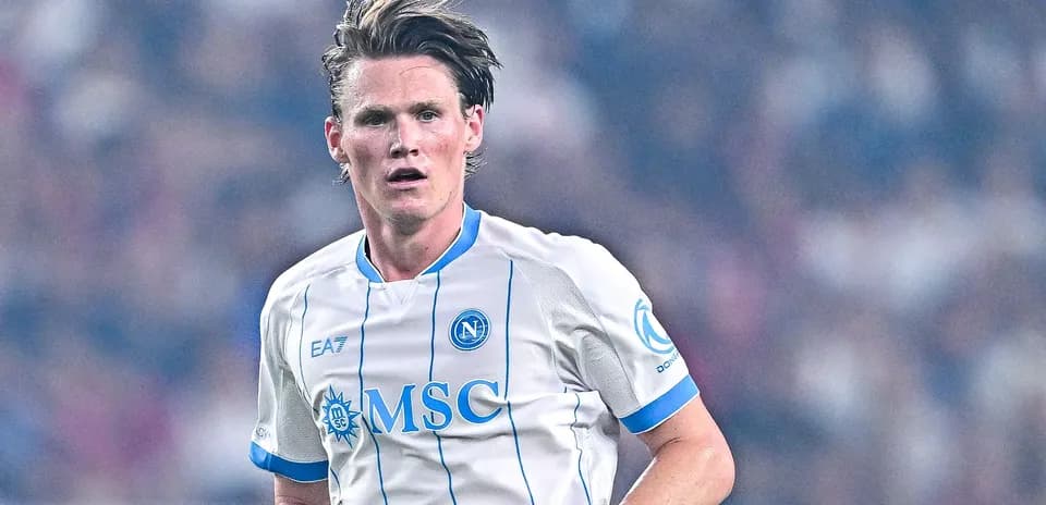 Futbolçu Napoli formasında oyun meydanında