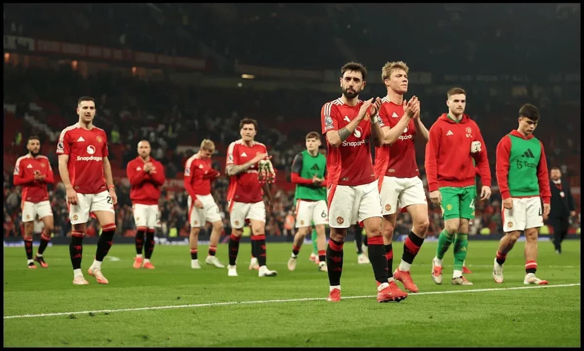 Manchester United players applauding fans after match