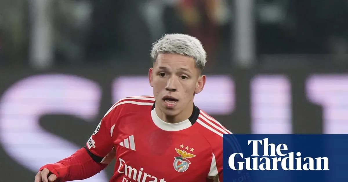 Futbolçu Benfica formasında sahədə hərəkət edir