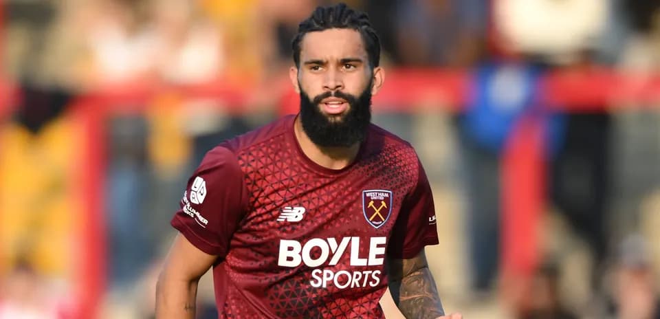Futbolçu West Ham United formasında sahədə yürüyür