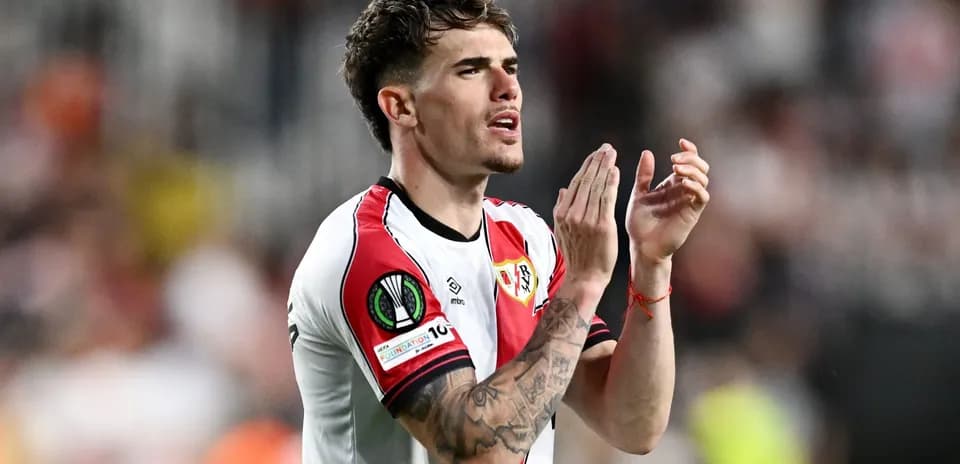 Futbolçu alqış edir, Rayo Vallecano formasında