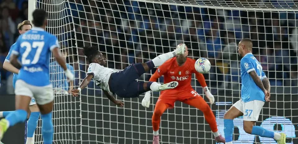 Napoli qapısına topun vurulması anı