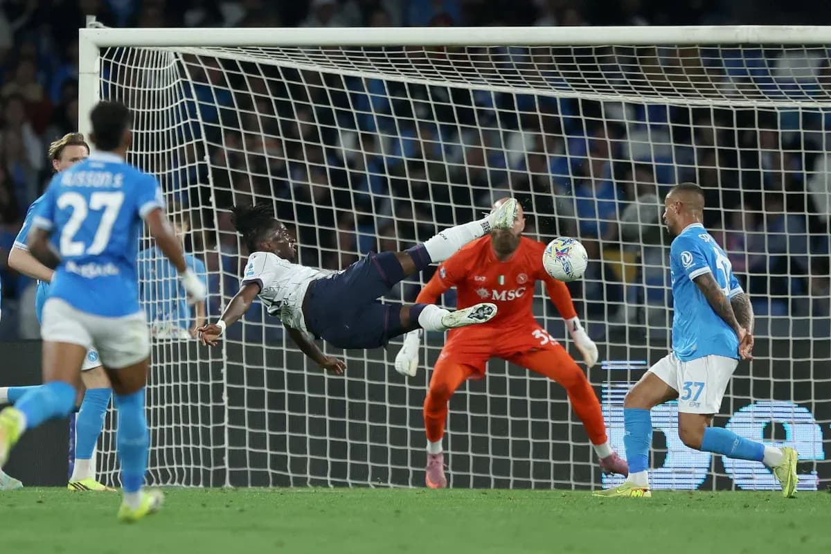 Napoli qapısına topun vurulması anı