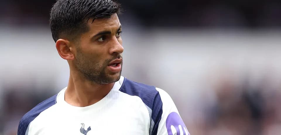 Futbolçu Tottenham formasında sahəyə baxır